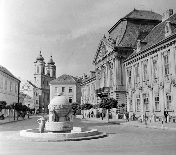 Városház tér, Országalma, jobbra a Püspöki palota.