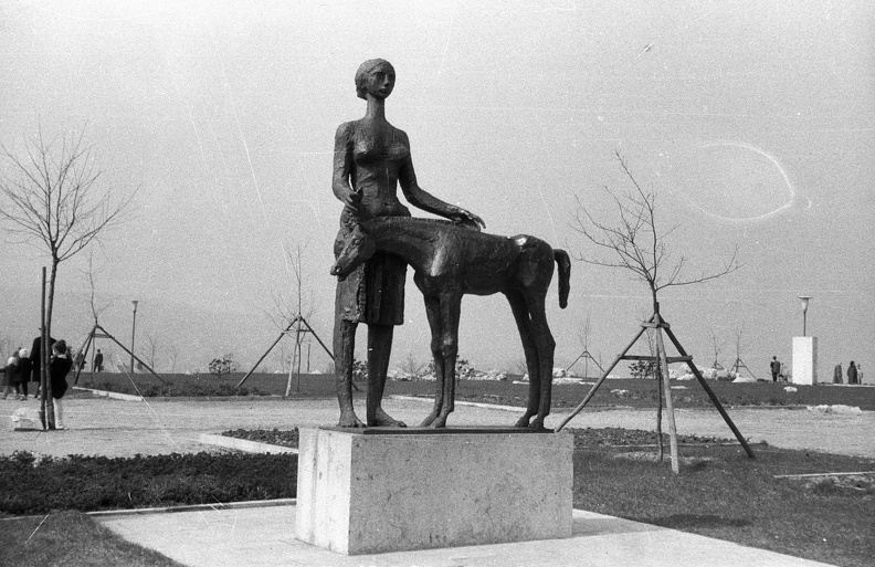 déli lejtője a Citadella alatt, Jubileumi park. Leányka csikóval-szobor (Somogyi József, 1965.).