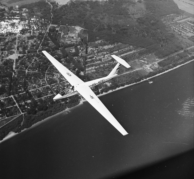 SZD-32 Foka-5 vitorlázó repülőgép. A háttérben Surány, a Szentendrei szigeten.