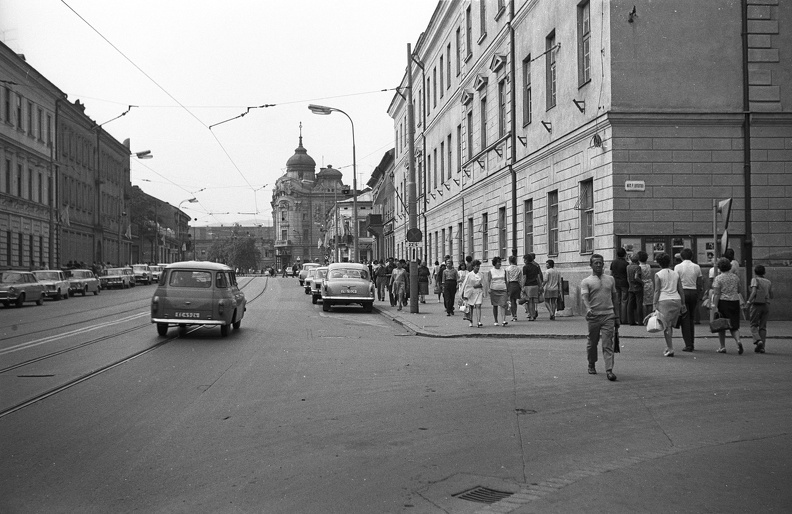 Fő utca (ulica Hlavná) a Kasárenské námestie sarkától nézve, szemben a Hadtestparancsnokság (ma Kelet-Szlovákiai Múzeum) épülete.