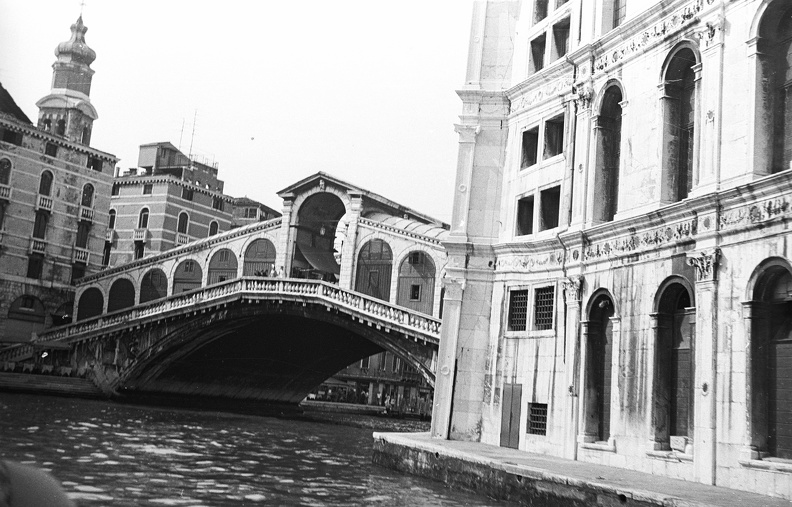 Canal Grande a Palazzo dei Camerlenghi előtt. Szemben a Rialto híd, balra a San Bartolomeo templom tornya.