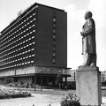 Náměstí Svobody a Lidická ulice felől nézve, jobbra Klement Gottwald szobra. Az épület ekkor a vasmű (Třinecké železárny) munkásszállója, ma Hotel Steel néven szálloda.