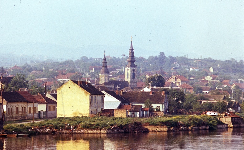 Kamanc városrész (régebben önálló település). Előtérben a Duna, szemben a szerb ortodox Kisboldogasszony templom.