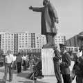 Hunyadi János utca, a Kölcsey Művelődési Központ mellett, Lenin szobor koszorúzása.