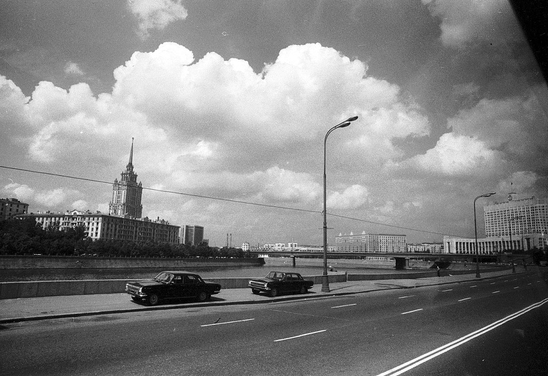 Moszkva folyó, balra az Ukrajna (Radisson) szálló toronyépülete.