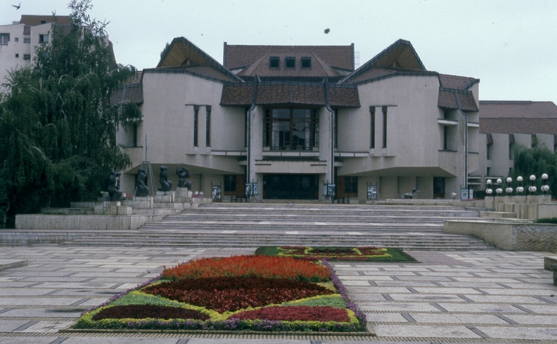 Színház tér (Piata Teatrului), Marosvásárhelyi Nemzeti Színház.