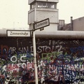 Zimmerstrasse a Charlottenstrassenál, Berlini Fal. Megfigyelőtorony a keleti oldalon.