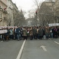 Alkotmány utca a Bajcsy-Zsilinszky út felé nézve, felvonulók március 15-én.