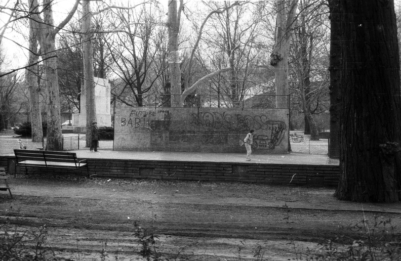 balra háttérben a Tábori vadászok első világháborús emlékműve.