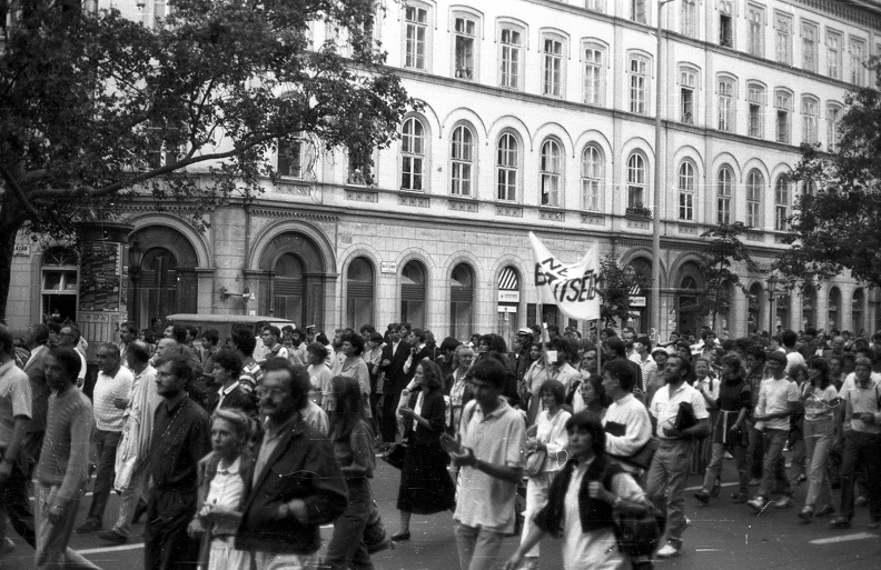 Bajcsy-Zsilinszky út, háttérben a 17., tüntetés a Bős-nagymarosi Vízlépcsőrendszer felépítése ellen, 1988. szeptember 12-én.