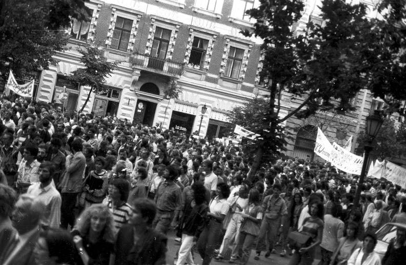 Bajcsy-Zsilinszky út az Alkotmány utca felől nézve, tüntetés a Bős-nagymarosi Vízlépcsőrendszer felépítése ellen, 1988. szeptember 12-én.