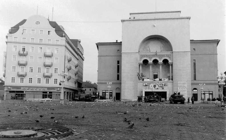 Román Nemzeti Színház és Operaház, T-55 harckocsik. Romániai forradalom.