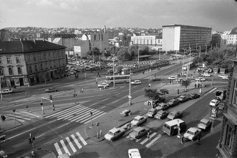 Széna tér az Ostrom utcából nézve, szemben a Retek utca és a Lövőház utca torkolata. Háttérben a Rózsadomb.