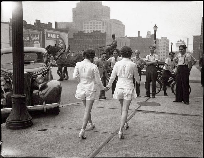 Először mutathatják fedetlen lábukat nyilvánosan a nők. Toronto, 1937.jpg