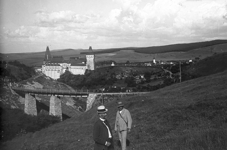 az "első kanyar híd", az erdélyi bányavasút pályaszakasza. Háttérben a vár.