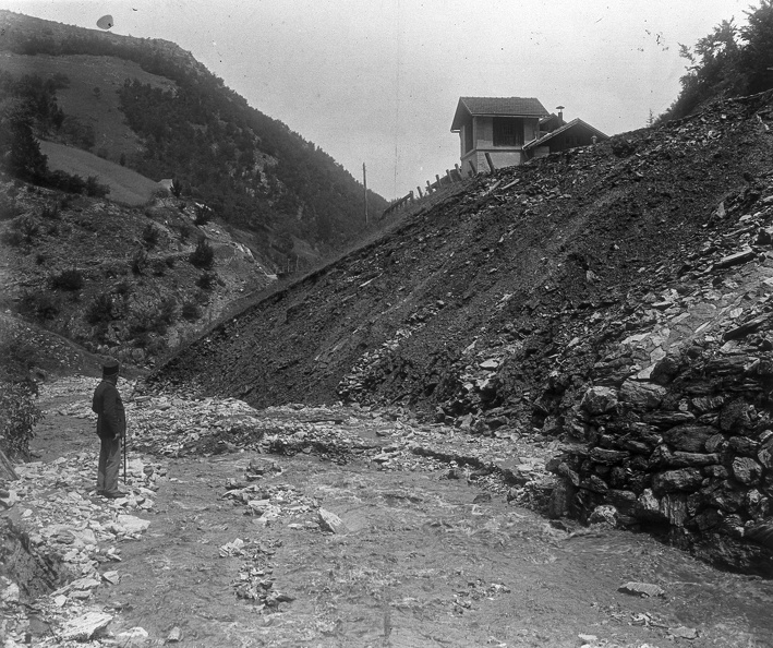 a település melletti Retyisóra völgy, az erdélyi bányavasút megrongálódott pályaszakasza.