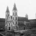 Március 15. (Eskü) tér, Belvárosi Nagyboldogasszony Főplébánia. Hátul a régi városháza tornya látszik.