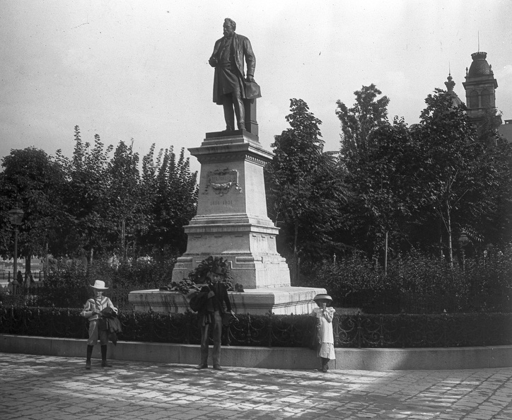 Ybl Miklós tér (Lánchíd utca), Ybl Miklós szobra (Mayer Ede, 1896.).