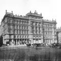Vörösmarty (Gizella) tér a Deák Ferenc utca felől nézve. Szemben a Haas-palota és tőle jobbra a Szálloda a Magyar királyhoz. A felvétel 1894 körül készült.