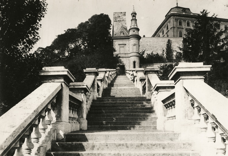 Ybl Miklós óriáslépcsője a déli cortinafalon, végében a neoreneszánsz lépcsőházi épület.