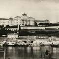 Királyi Palota és a Lánchíd utca házai a Dunáról nézve. A felvétel 1865 körül készült.