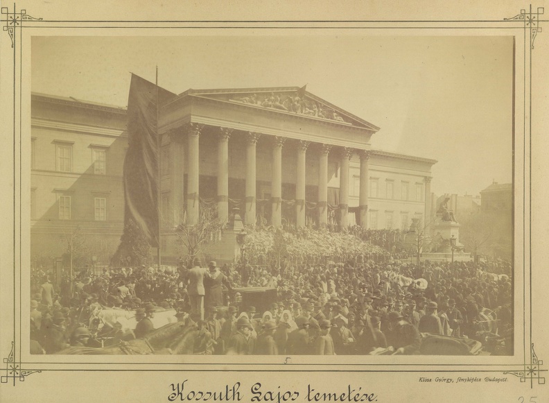 "Kossuth Lajos temetési menete a Magyar Nemzet Múzeum előtt. A felvétel 1894. április 1-én készült." A kép forrását kérjük így adja meg: Fortepan / Budapest Főváros Levéltára. Levéltári jelzet: HU.BFL.XV.19.d.1.04.025