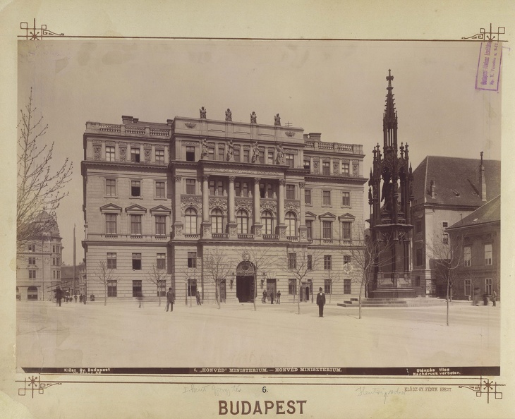 Szent György tér, Honvédelmi Minisztérium. A felvétel 1894 körül készült. A kép forrását kérjük így adja meg: Fortepan / Budapest Főváros Levéltára. Levéltári jelzet: HU.BFL.XV.19.d.1.07.006