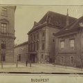 "A Várszínház épülete a régi Szent György téren. A felvétel 1890 után készült." A kép forrását kérjük így adja meg: Fortepan / Budapest Főváros Levéltára. Levéltári jelzet: HU.BFL.XV.19.d.1.07.007