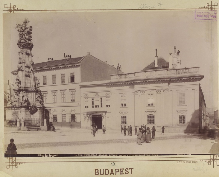 "A Budai Várban lévő Szentháromság-szobor. A felvétel 1890 után készült." A kép forrását kérjük így adja meg: Fortepan / Budapest Főváros Levéltára. Levéltári jelzet: HU.BFL.XV.19.d.1.07.010