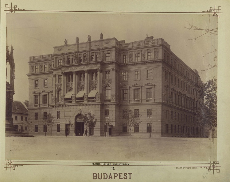Szent György tér, Honvédelmi Minisztérium. A felvétel 1894 körül készült. A kép forrását kérjük így adja meg: Fortepan / Budapest Főváros Levéltára. Levéltári jelzet: HU.BFL.XV.19.d.1.07.011