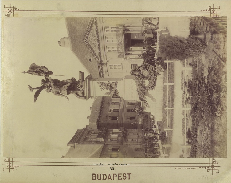 Dísz tér, Honvéd-szobor (Zala György, 1893.). A felvétel 1896 körül készült. A kép forrását kérjük így adja meg: Fortepan / Budapest Főváros Levéltára. Levéltári jelzet: HU.BFL.XV.19.d.1.07.031