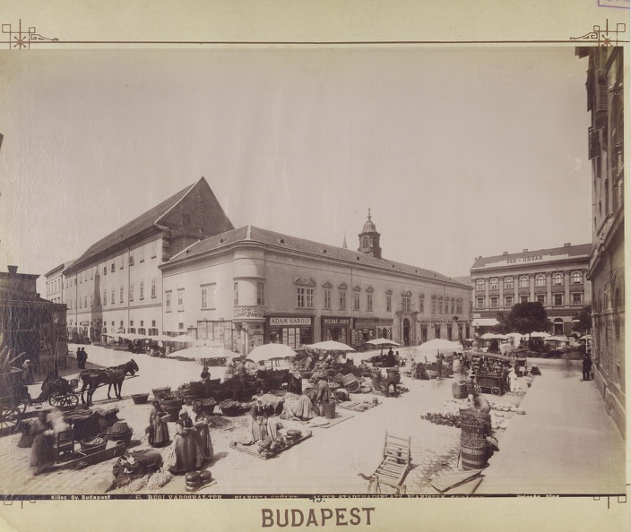 piac a Városház téren, balra a Március 15. (Eskü) tér, szemben a Piarista (Kötő) utca és Vas-udvar. Ma a tér helyén a Piarista tömb található. A felvétel 1894-ben készült. A kép forrását kérjük így adja meg: Fortepan / Budapest Főváros Levéltára. Lev