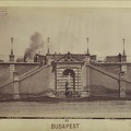 "Kútszobor a Ferdinánd hídnál. A felvétel 1890 után készült." A kép forrását kérjük így adja meg: Fortepan / Budapest Főváros Levéltára. Levéltári jelzet: HU.BFL.XV.19.d.1.07.051