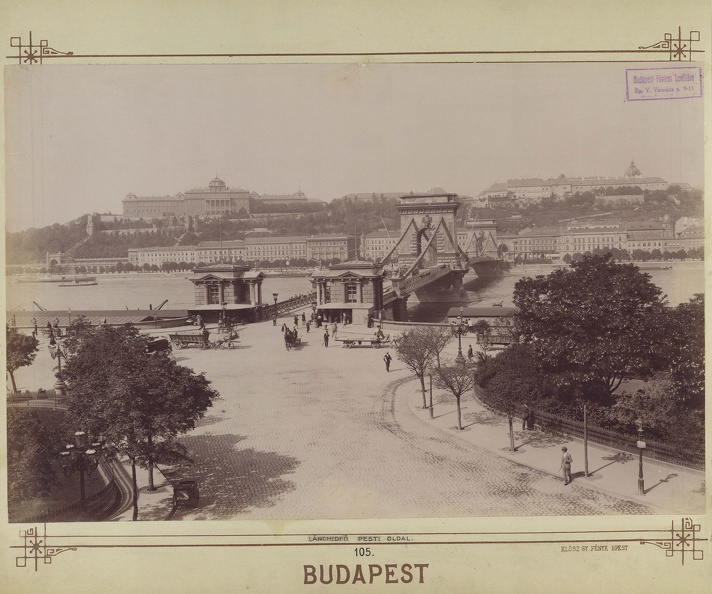 Széchenyi István (Ferenc József) tér, szemben a Lánchíd és a budai Vár. A felvétel 1898 körül készült. A kép forrását kérjük így adja meg: Fortepan / Budapest Főváros Levéltára. Levéltári jelzet: HU.BFL.XV.19.d.1.07.106