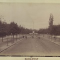 Andrássy út a Városliget felé nézve. A háttérben az Ybl-féle Gloriette (díszkút) látszik, ma Széchenyi-emlékmű és -kilátó a Széchenyi-hegyen. A felvétel az 1890-es évek elején készült. A kép forrását kérjük így adja meg: Fortepan / Budapest Főváros L