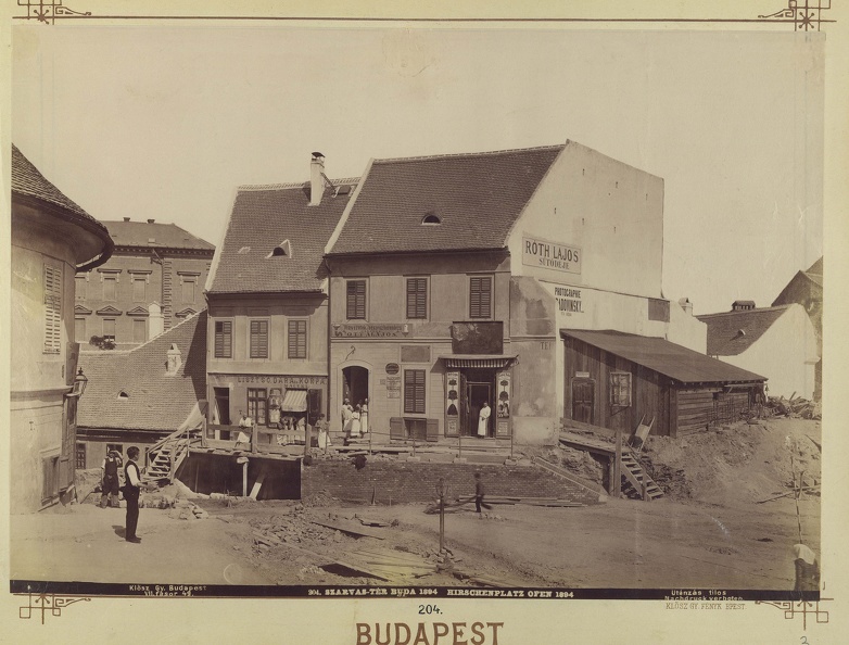 Szarvas tér, balra az Apród utca. A felvétel 1894-ben készült. A kép forrását kérjük így adja meg: Fortepan / Budapest Főváros Levéltára. Levéltári jelzet: HU.BFL.XV.19.d.1.08.005