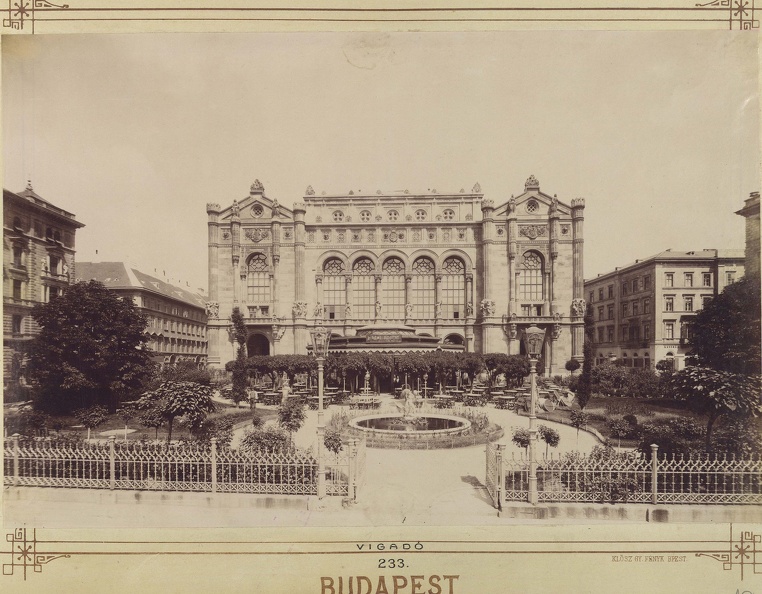 Vigadó tér, a Vigadó és előtte a Kioszk (Hangli). A felvétel 1890 után készült. A kép forrását kérjük így adja meg: Fortepan / Budapest Főváros Levéltára. Levéltári jelzet: HU.BFL.XV.19.d.1.08.036