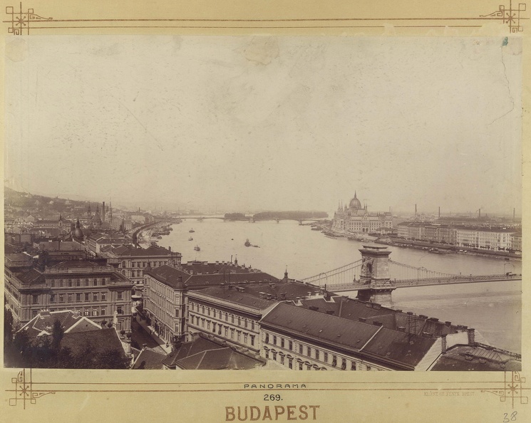 kilátás a budai Várból a Margit híd felé. Előtérben a Lánchíd, jobbra a Parlament. A kép 1897-ben készült. A kép forrását kérjük így adja meg: Fortepan / Budapest Főváros Levéltára. Levéltári jelzet: HU.BFL.XV.19.d.1.08.074