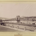 pesti alsó (Rudolf) rakpart, teherhajó kikötő raktárai. Szemben a Lánchíd, háttérben a Királyi Palota. A felvétel 1896 körül készült. A kép forrását kérjük így adja meg: Fortepan / Budapest Főváros Levéltára. Levéltári jelzet: HU.BFL.XV.19.d.1.08.078