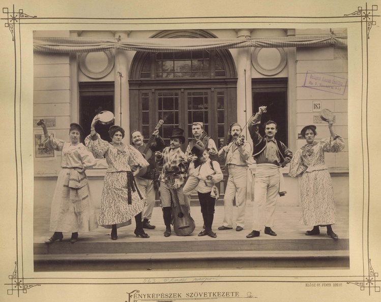 "Millenniumi kiállítás: Az olasz szórakoztató csoport tagjai. A felvétel 1896-ban készült." A kép forrását kérjük így adja meg: Fortepan / Budapest Főváros Levéltára. Levéltári jelzet: HU.BFL.XV.19.d.1.10.116