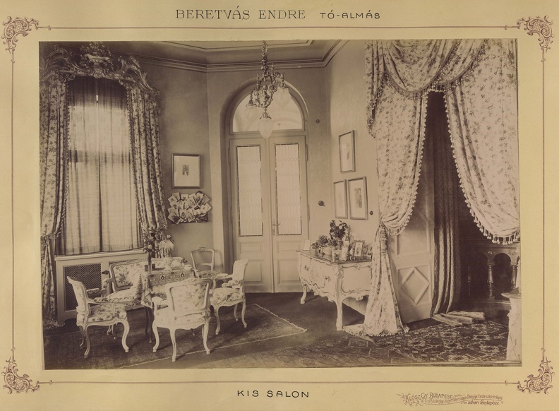 A Beretvás-kastély kisszalonja. A felvétel 1895-1899 között készült. A kép forrását kérjük így adja meg: Fortepan / Budapest Főváros Levéltára. Levéltári jelzet: HU.BFL.XV.19.d.1.12.035