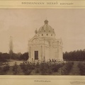 a Biedermann-család mauzóleuma. A felvétel 1895-1899 között készült. A kép forrását kérjük így adja meg: Fortepan / Budapest Főváros Levéltára. Levéltári jelzet: HU.BFL.XV.19.d.1.12.128