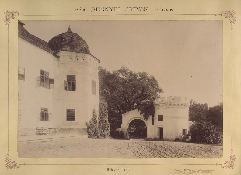 Sennyei István báró kastélyának bejárata. A felvétel 1895-1899 között készült. A kép forrását kérjük így adja meg: Fortepan / Budapest Főváros Levéltára. Levéltári jelzet: HU.BFL.XV.19.d.1.12.155
