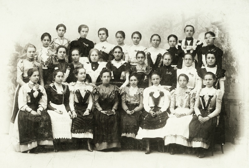 Siklósi Polgári Leányiskola IV. osztályos tanulóinak csoportképe.
