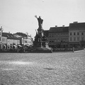 Szabadság tér, Aradi vértanúk-emlékműve (Huszár Adolf és Zala György alkotása).