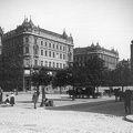 Belváros, a Klotild paloták nyugati oldala a Városház tér (Váci utca) felé nézve. Balra a Kígyó utca, beljebb a Szabad sajtó (Eskü) út torkolata.