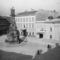 Szentháromság tér. A Szentháromság-szobor mögött az Országház utca torkolata.