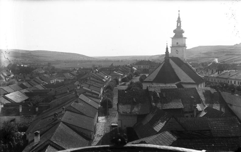 a város látképe a Piarista templomból, szemben a Mária Mennybemenetele plébániatemplom.