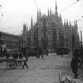 Dóm tér (Piazza del Duomo), a Dóm főhomlokzata, balra II. Viktor Emánuel emlékműve.