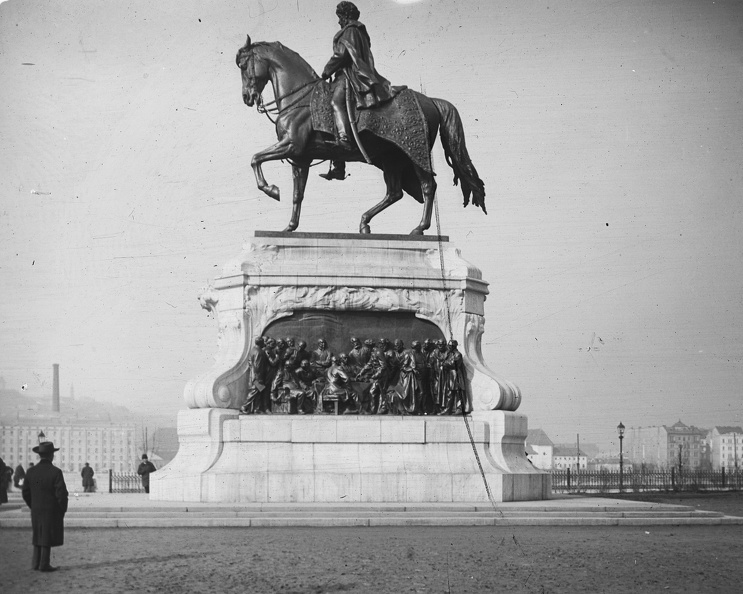 Kossuth Lajos tér, gróf Andrássy Gyula szobra (Zala György, 1906.) a Parlamenttől délre.  Háttérben a budai Duna-part.